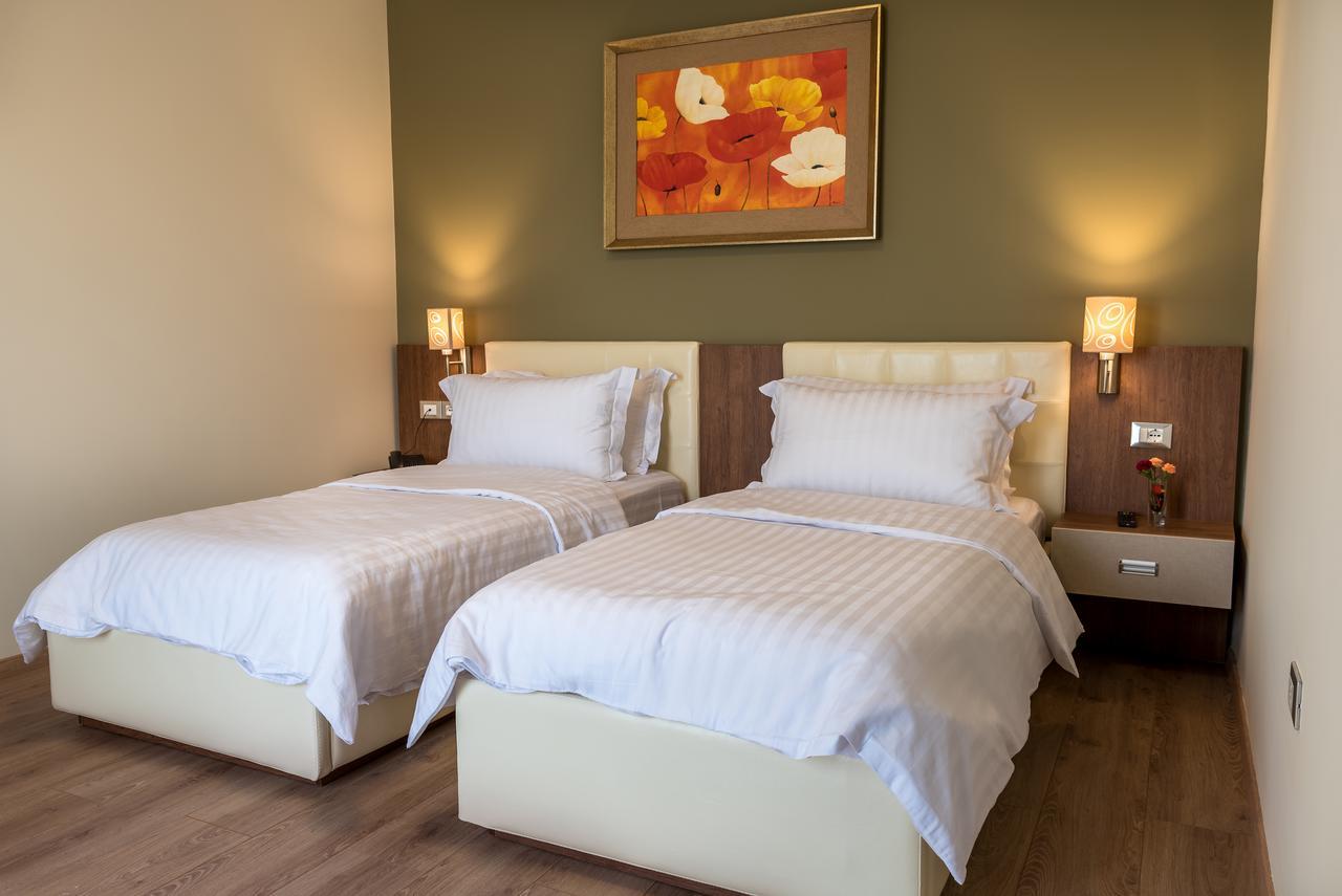 Keit Hotel Tirana Esterno foto