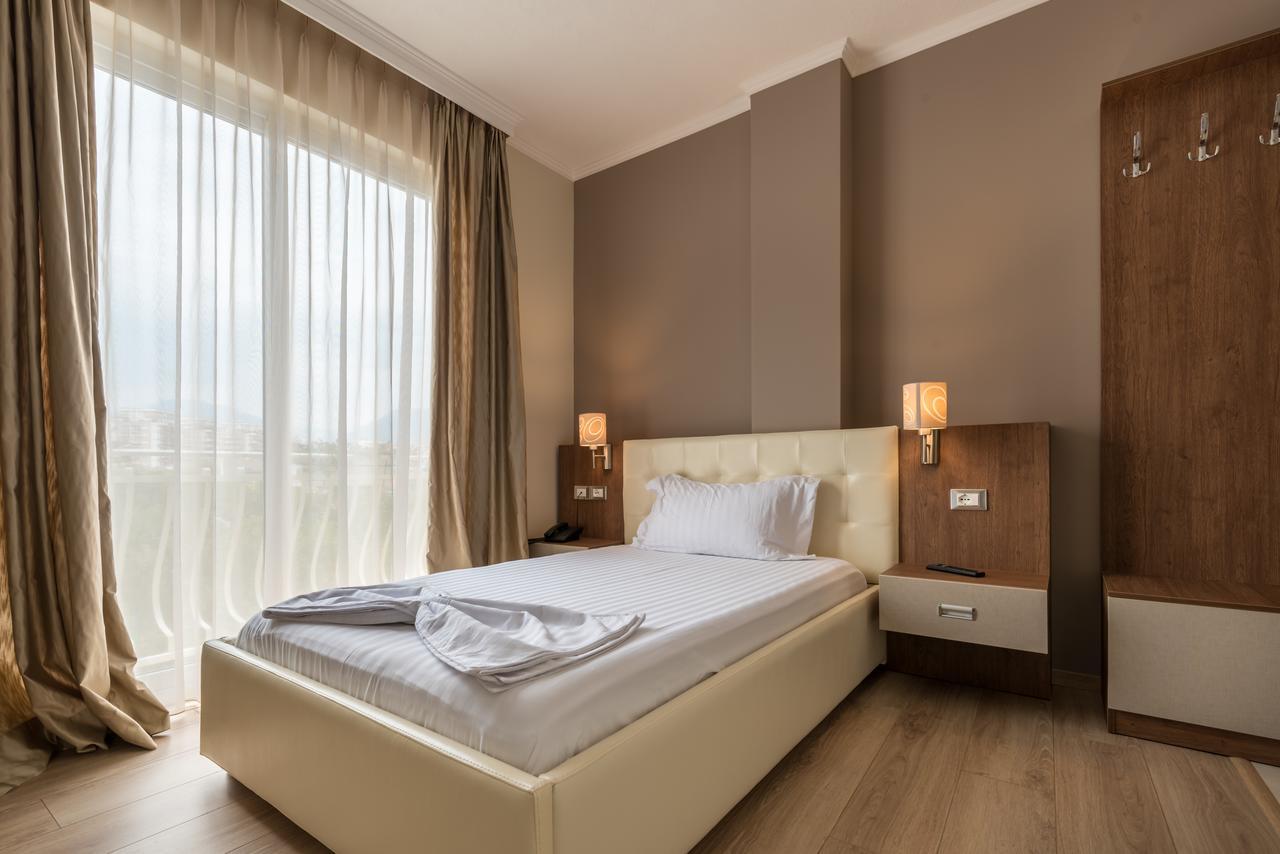 Keit Hotel Tirana Esterno foto